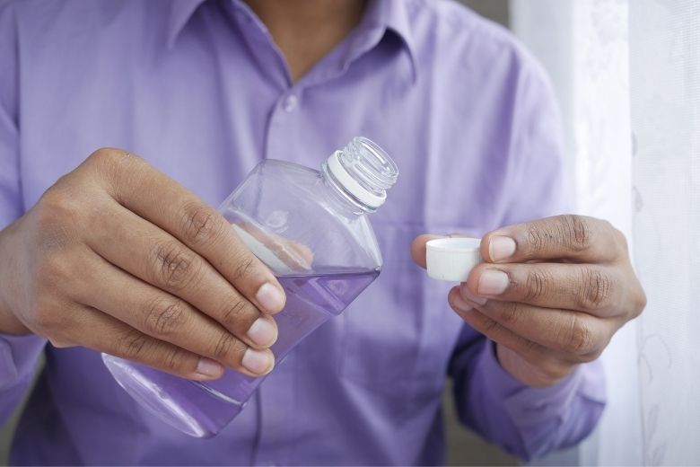 Dit is waarom je niet met mondwater moet spoelen na het tandenpoetsen