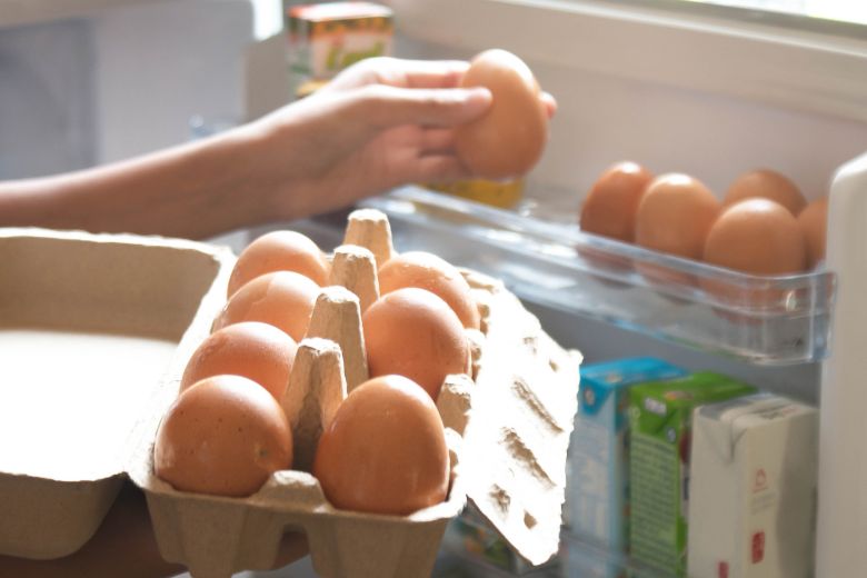 Huh? Blijkbaar kun je eieren beter niet in de koelkastdeur bewaren