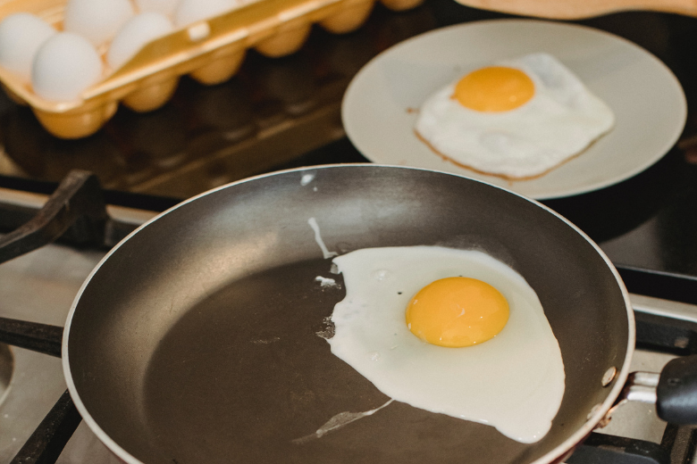 Aha: dit betekenen de rode vlekjes in een ei