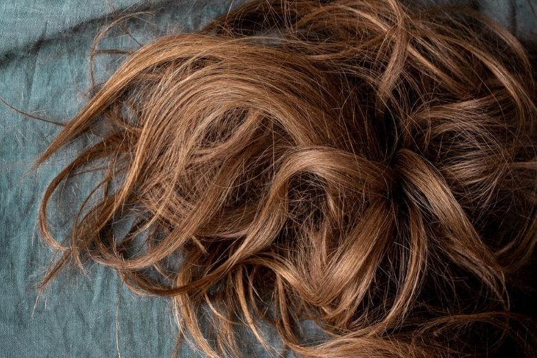 7 gewoontes uit je avondroutine die schadelijk zijn voor je haar
