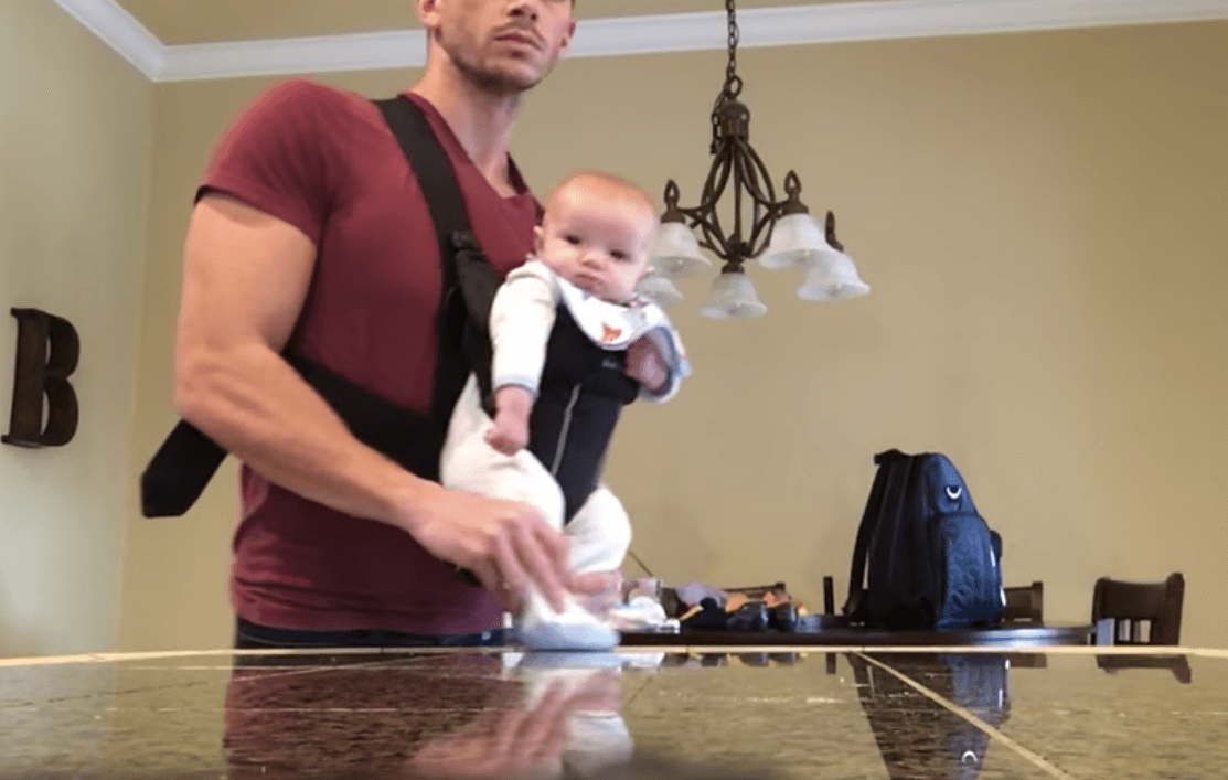 Als moeders van huis is, moonwalkt de baby! HUH? Check deze hilarische video maar...!