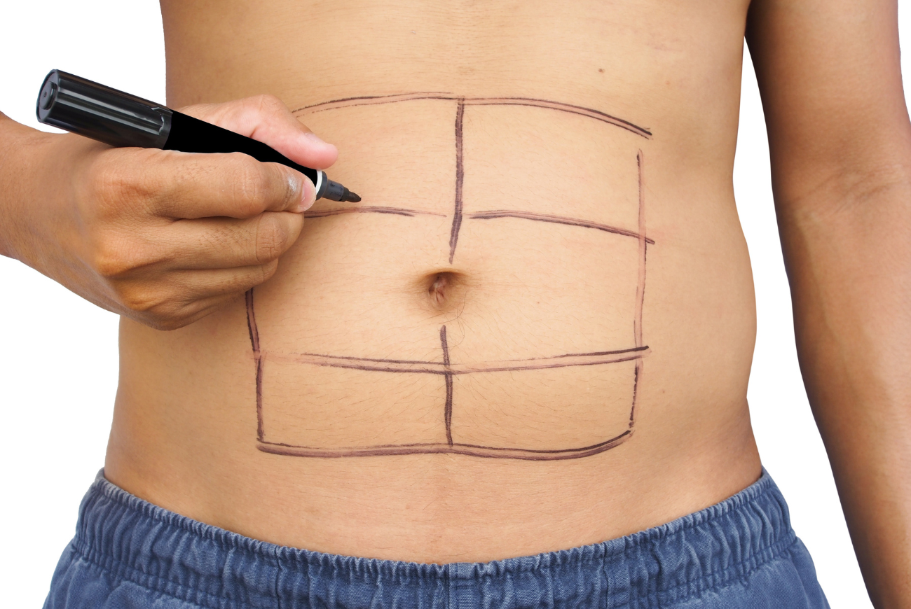 Bizar: man laat sixpack tatoeëren