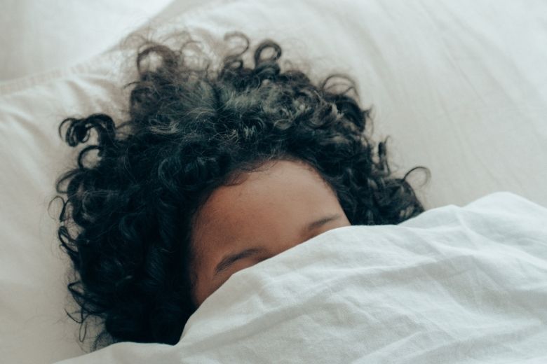 Wat is nou beter: slapen met los haar of een staart?
