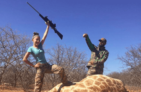 UPDATE: twaalfjarige Aryanna poseert met dode giraffe en krijgt doodsbedreigingen. Dit is haar reactie!