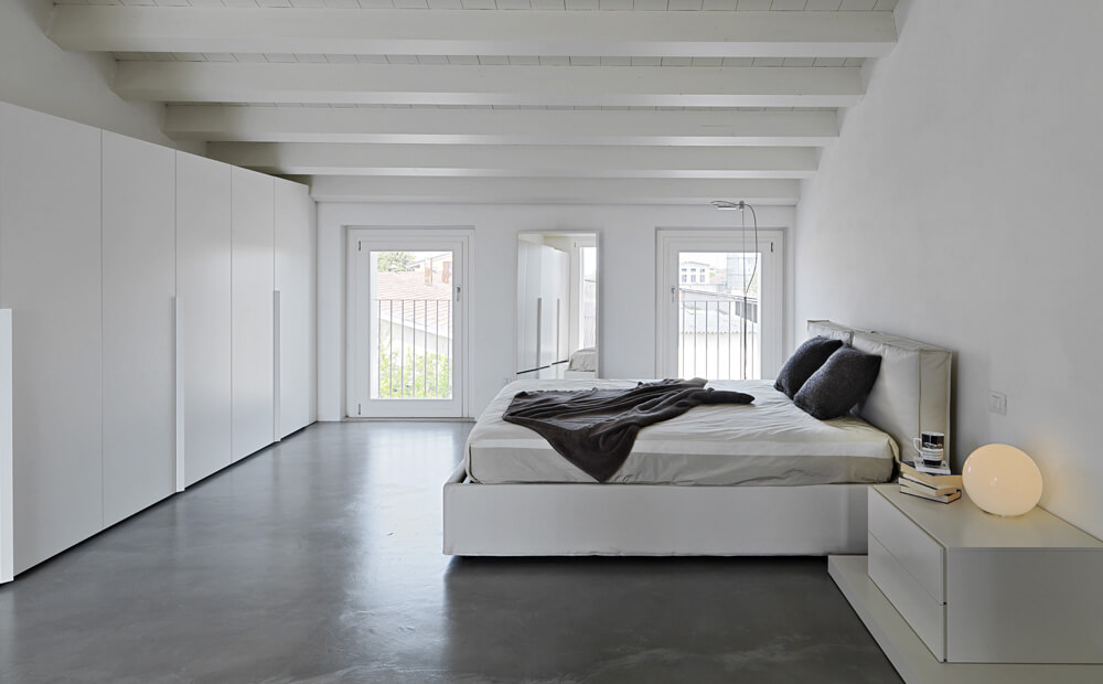 Gebruik deze 5 tips als je een klein huis groter wilt laten lijken! Wie niet sterk is moet slim zijn!