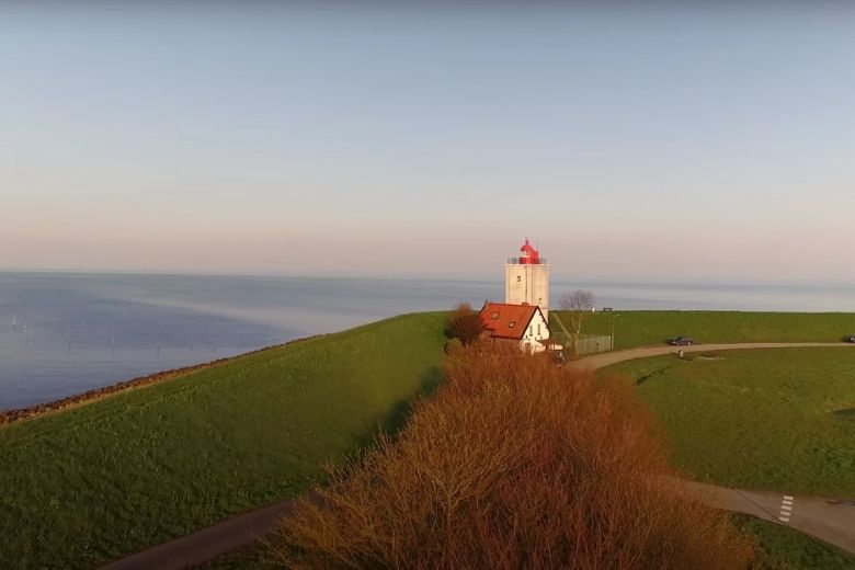 Zien: deze bijzondere woning heeft een vuurtoren in de achtertuin