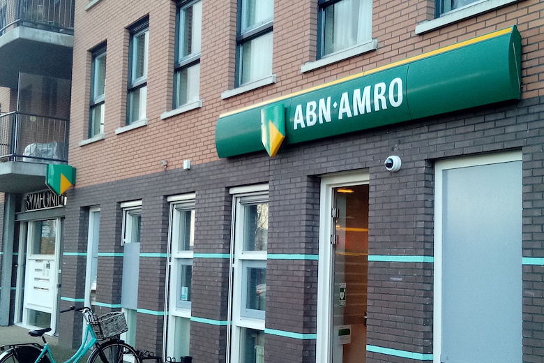 ABN AMRO schaft bankpasjes en deel kantoren af