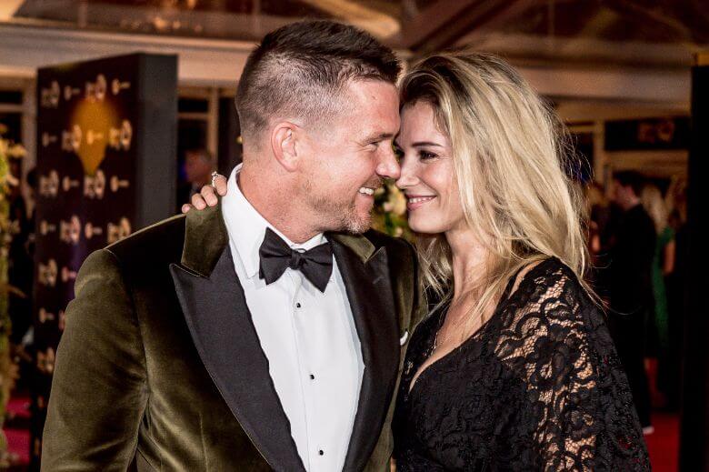 Zien! Johnny's Anouk showt voor het eerst haar groeiende babybuik en het is prachtig