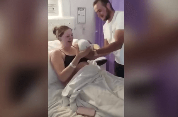 VIDEO: Vriend geeft pasgeboren baby aan de moeder, ze schrikt zich kapot als ze het rompertje leest!