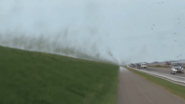 Een lokale regenwolk boven de Afsluitdijk? Deze keer niet! Maar wat is het dan wel?