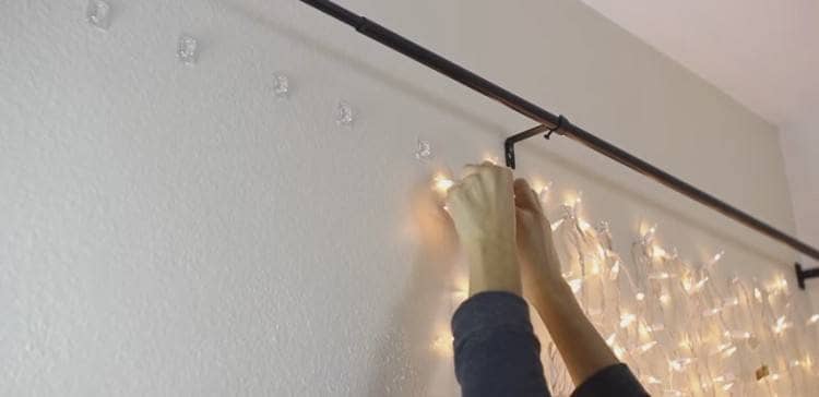 Heb je nog wat kerstlichtjes over en ben je een beetje handig? Dit ziet er echt gaaf uit!
