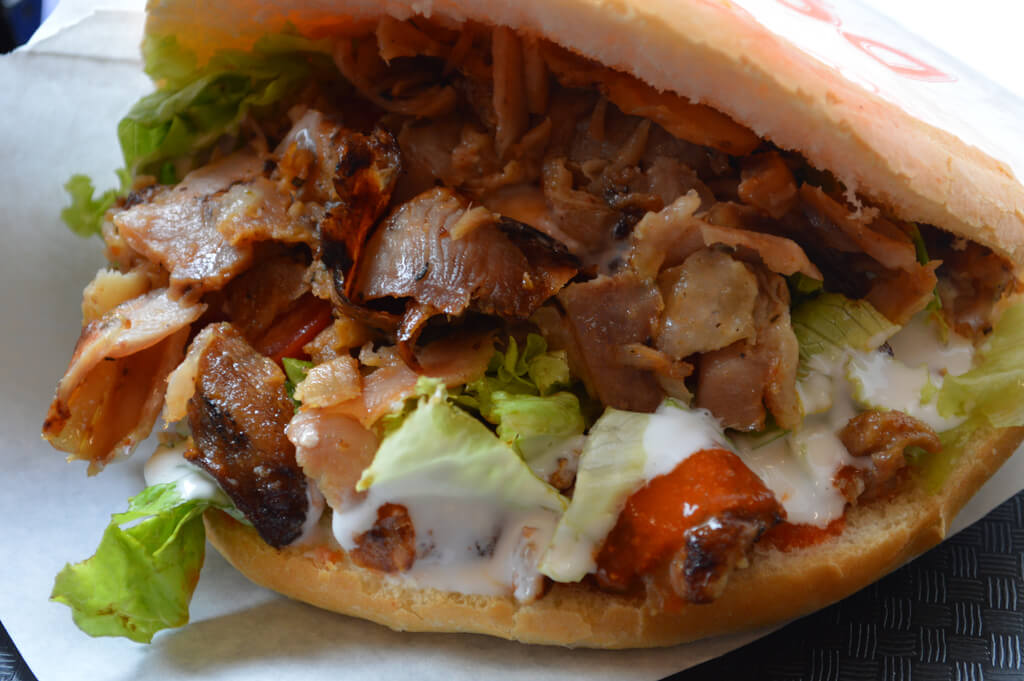 Eet jij wel eens een broodje kebab? Dan word je hier echt niet vrolijk van.. Bah wat vies!