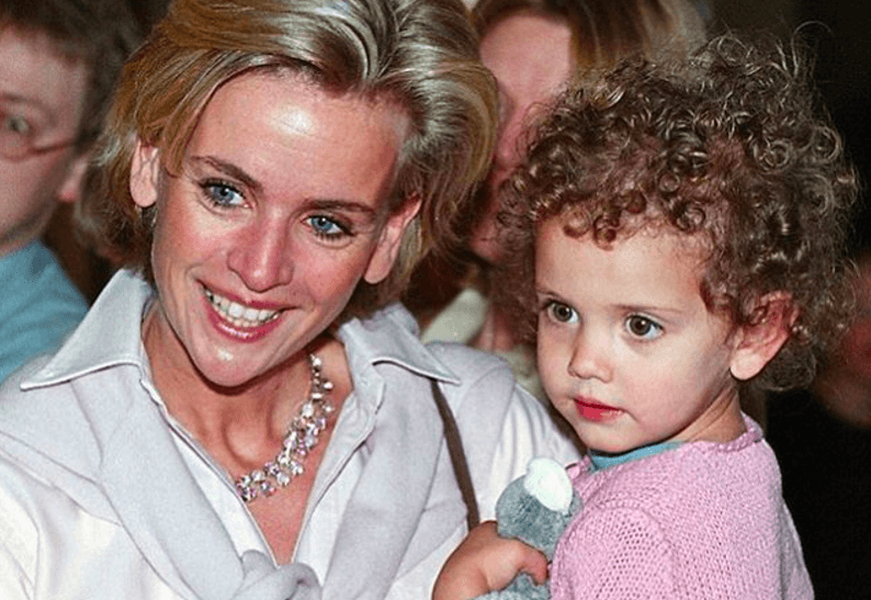 WOW: Zó ziet de dochter van Daphne Deckers en nu uit en ZO zag Daphne er als tiener uit! Twee druppels water!