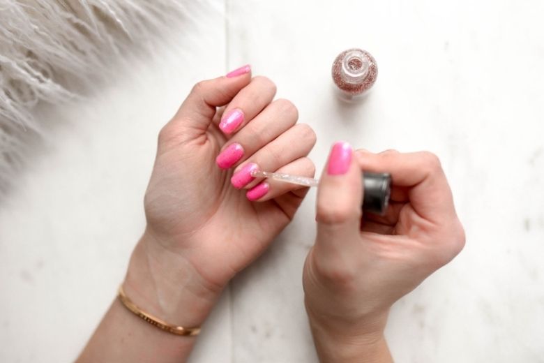 Handig! Dit is hoe je je nagels kunt verlengen met een theezakje 