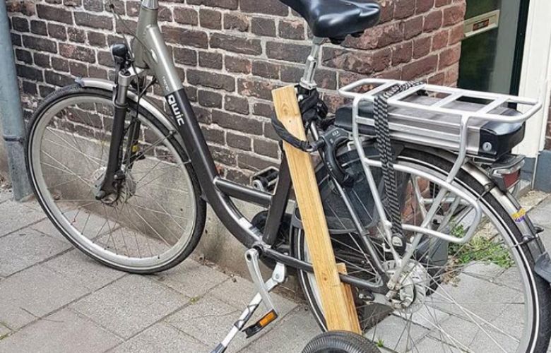 Politie waarschuwt: 'Zie jij iemand lopen met plank en wiel aan een fiets? Bel ons!'