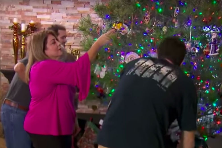 Deze familie gebruikt al 35 jaar dezelfde échte kerstboom