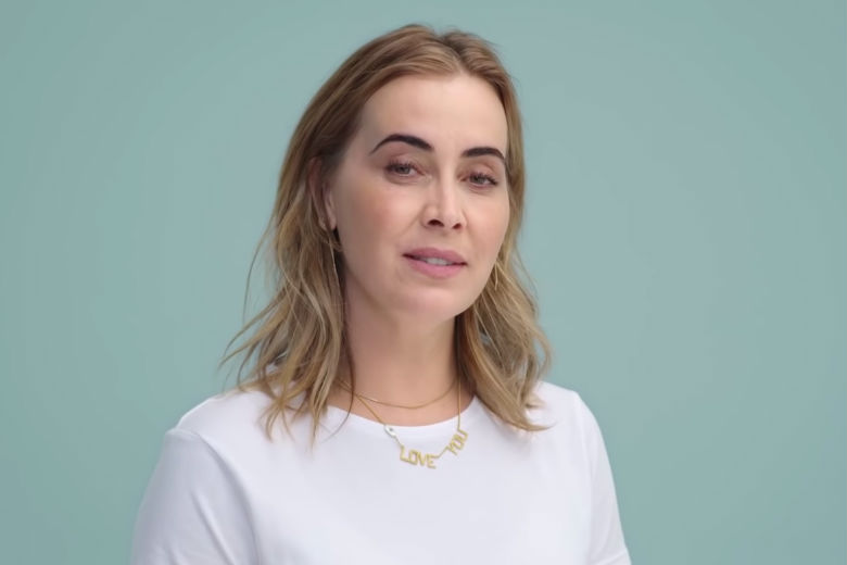 Anouk verkleedt zich als Meghan Markle (en andere iconische vrouwen)