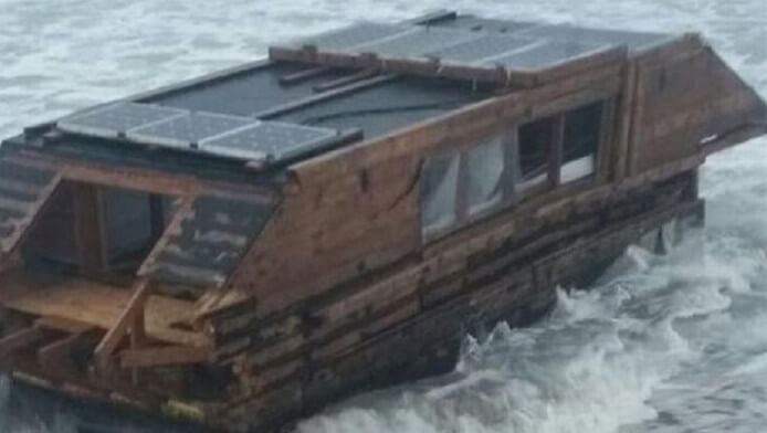 Bizar: deze Canadese woonboot spoelde 3000 kilometer verderop aan op een strand in Ierland!