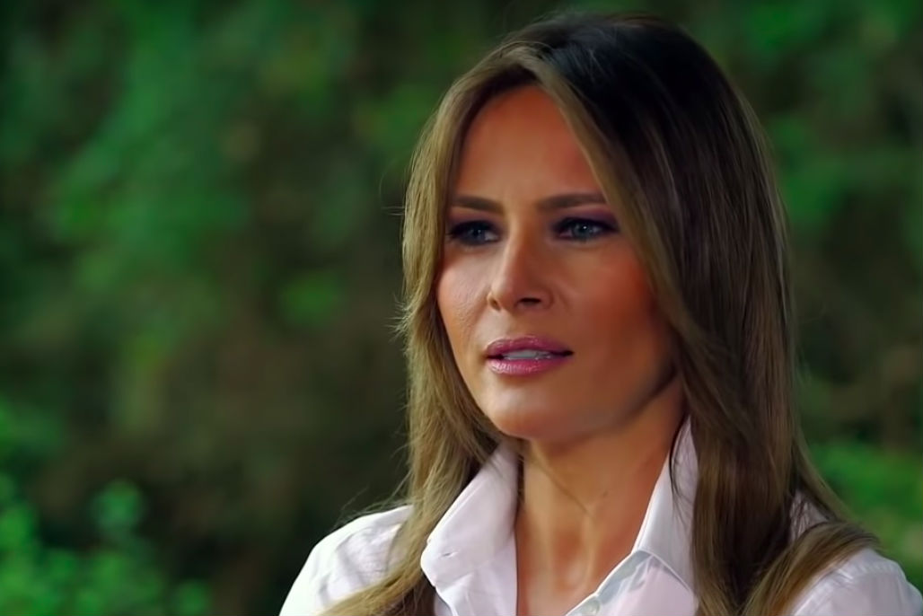 Het hele internet valt over het staatsportret van Melania Trump en DIT is de reden.. Mee eens of niet?