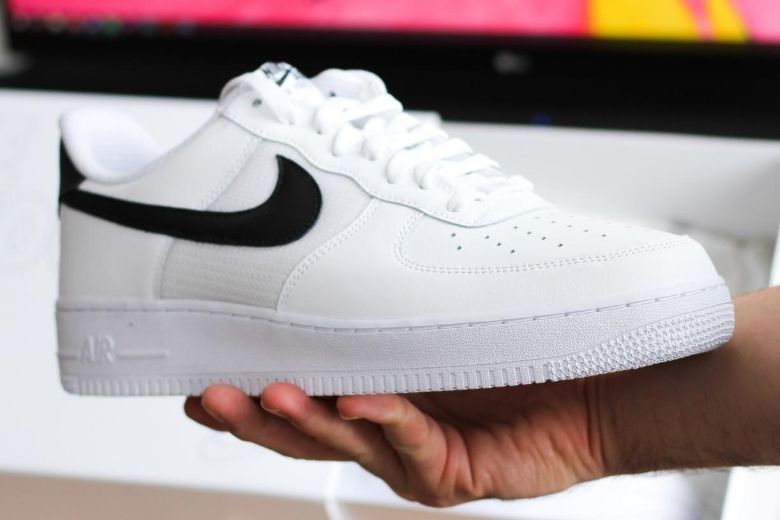Met deze TikTok-hack krijg jij je witte sneakers weer als nieuw