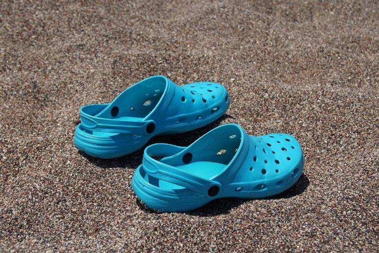 Dit gebeurt er met je voeten als je de hele dag op Crocs loopt