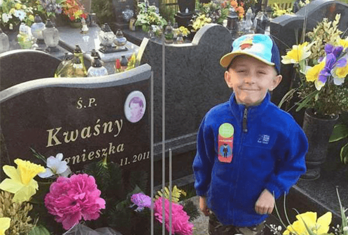 Wat tragisch... Laatste wens Filip (7) gaat in vervulling: in dezelfde kist als zijn moeder begraven
