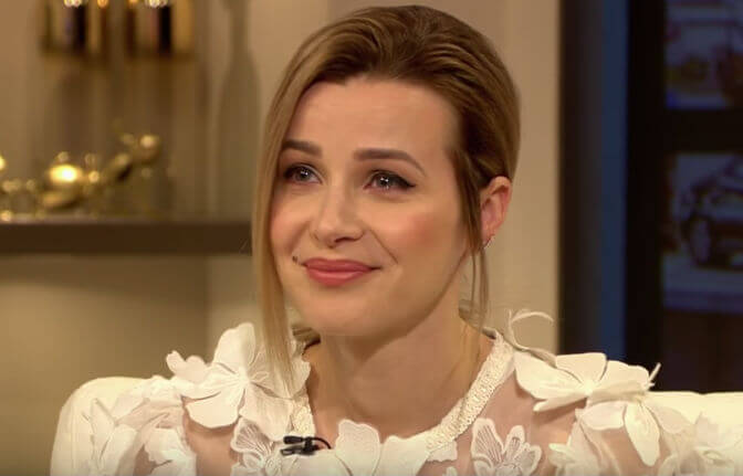 Victoria Koblenko onder vuur door foto van haar zoontje in zwembad
