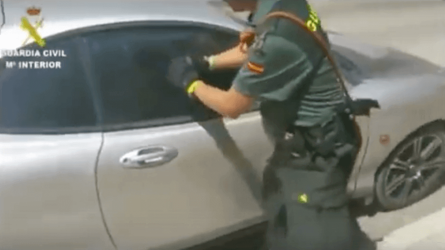 De politie slaat een autoraam in om de hond te redden. Kijk eens wat zijn reactie is. We moeten blijven waarschuwen!