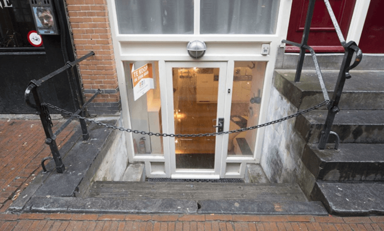 BIZAR: deze Amsterdamse kelder staat te koop voor bijna 300.000 euro....!