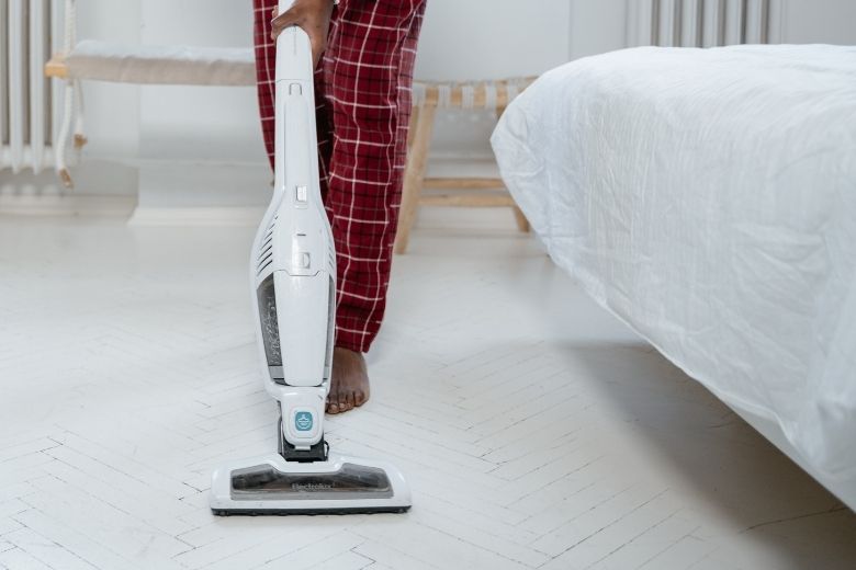 Zo vaak zou je eigenlijk onder het bed moeten stofzuigen