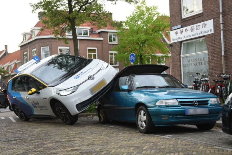 Lesauto belandt bovenop geparkeerde auto door verkeerde pedaal