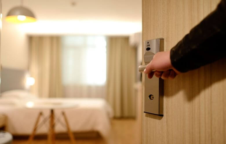 Met deze hoteltruc kun je je telefoon opladen zónder kamerkaart!