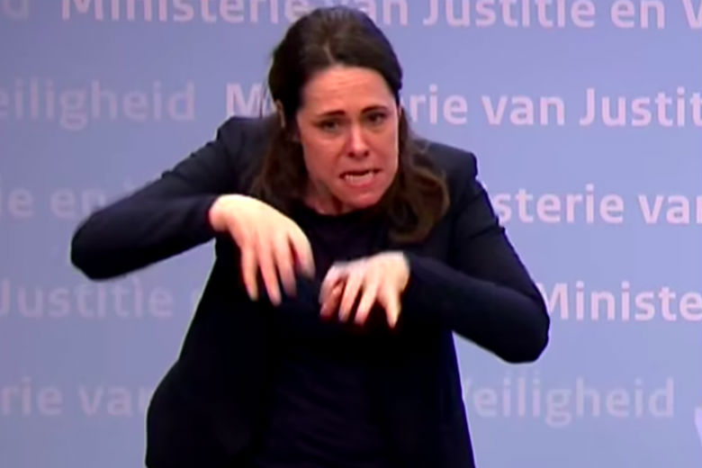 Gebarentolk Irma Sluis gaat tijdens persconferentie viraal met ‘hamsteren’-gebaar