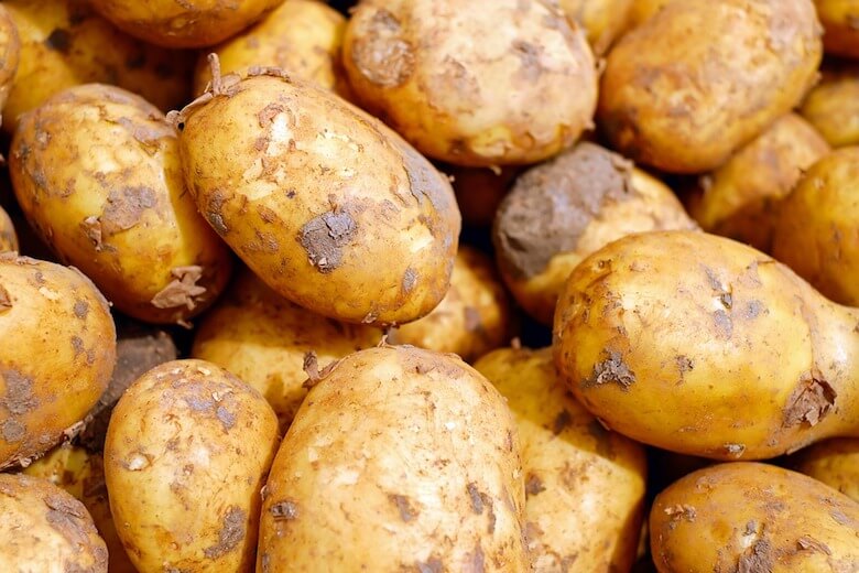 Ideaal: dankzij dít fruit lopen je aardappelen minder snel uit!