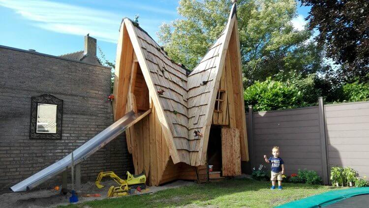Vanuit huis kijken zij op een waanzinnig mooi speelhuis in de tuin. Deze vader heeft zeker 2 rechterhanden!