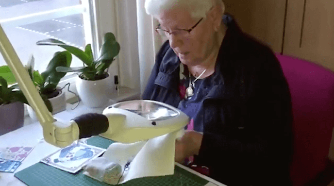 Oma Miet (85) wordt dankzij bijzonder borduurwerk geliefd door het hele internet. 'Verliefd zijn hoort geen grenzen te kennen!'