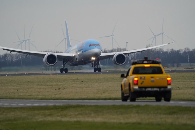 Marechaussee arresteert meer dan 100 klimaatactivisten na blokkade op Schiphol