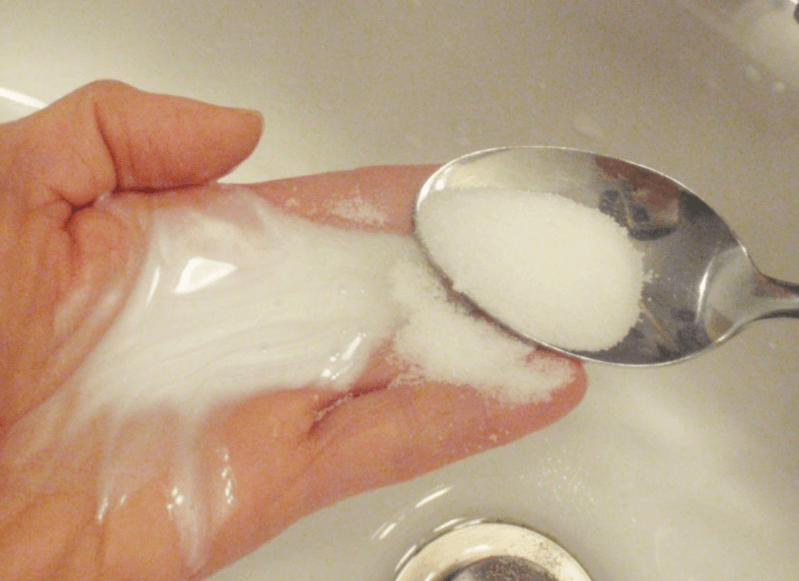 Dít is waarom iedereen suiker in zijn shampoo doet! Jij gaat het straks ook doen!