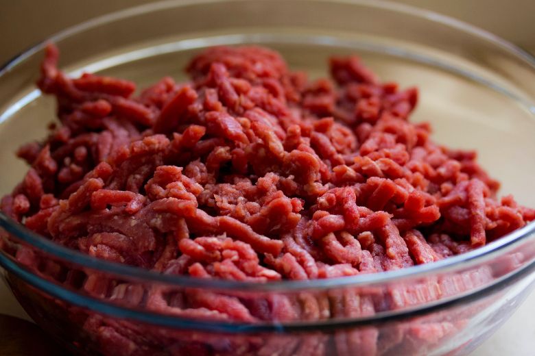 Kun je gehakt dat over de datum is nog eten?