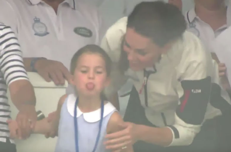 Aan deze persoon stak prinses Charlotte haar tong uit