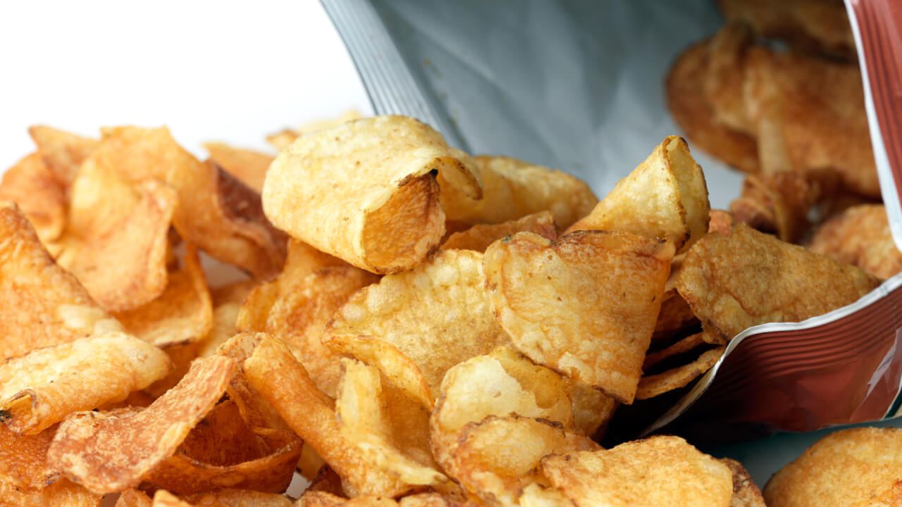 Met DEZE geniale truc blijven de chips in een geopende zak kakelvers en knapperig!