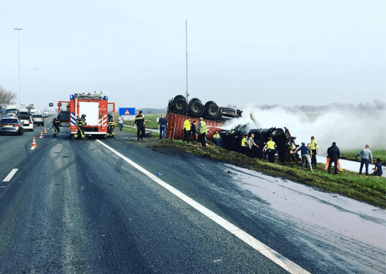 Moet jij nog de weg op? Lees dit dan even; snelweg dicht door ongeluk met vrachtwagens!
