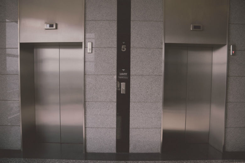 'Bij brand geen lift', gaat dit nog wel op?