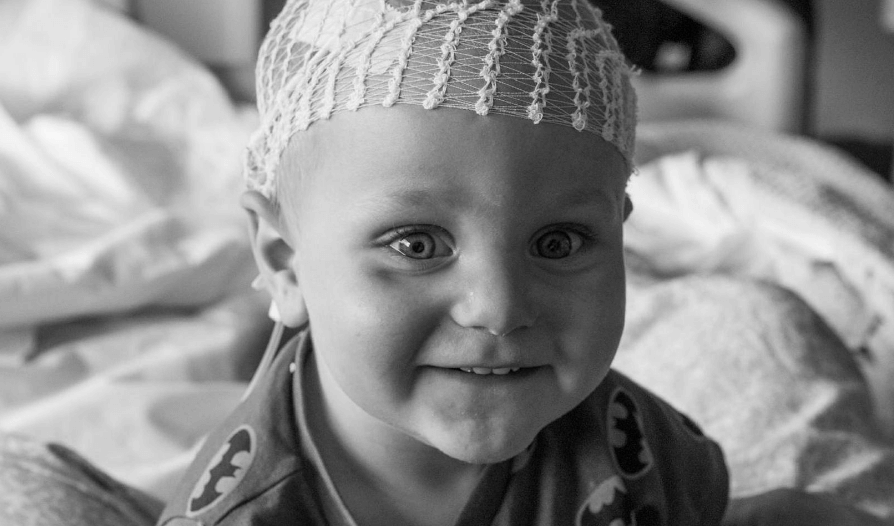 Wie helpt de familie van dit doodzieke jongetje met hun strijd tegen kanker? Delen svp!