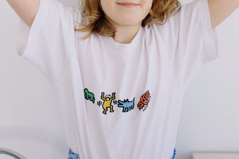 Zo verwijder je (oude) deodorantvlekken uit kleding