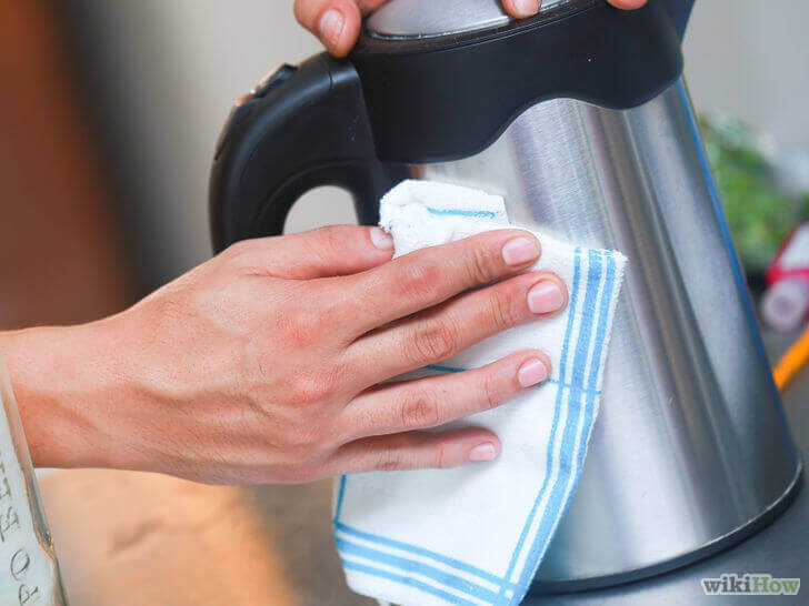Roestvrijstaal schoonmaken in je keuken met een verzorgingsproduct, super slim!