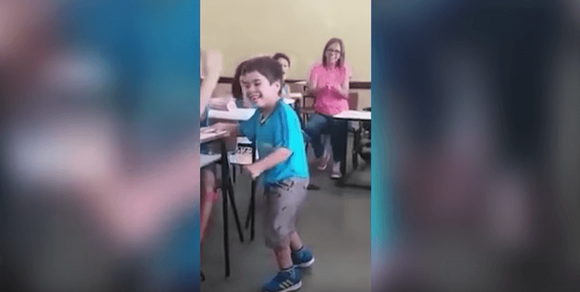 Wat een wonder! Dit verlamde jongetje staat op en dan... Ongelofelijk, zijn klasgenootjes zijn door het dolle heen!