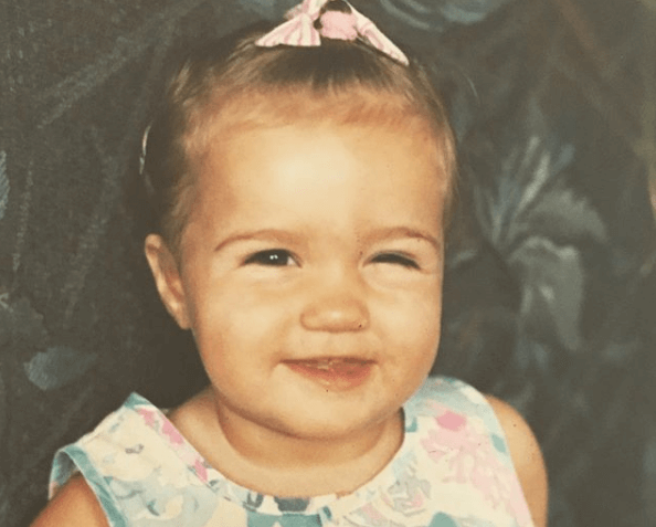 Rara wie is het: herken jij deze bekende soapactrice op een schattige oude babyfoto?