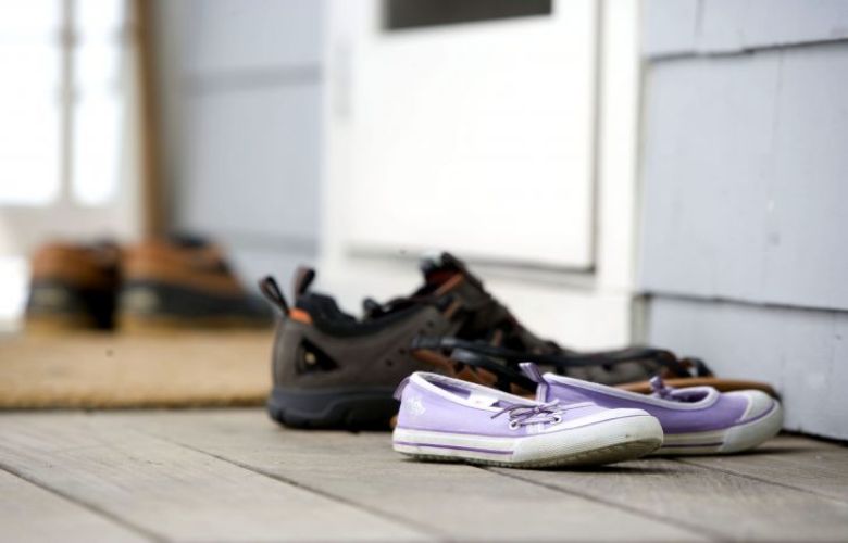 De reden waarom je nooit schoenen in huis zou moeten dragen