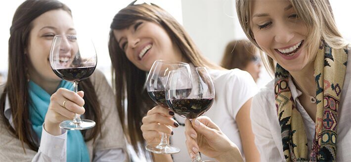 Het bewijs is eindelijk daar: elke dag een glas alcohol drinken maakt je knapper! Ontdek hoe dat komt!